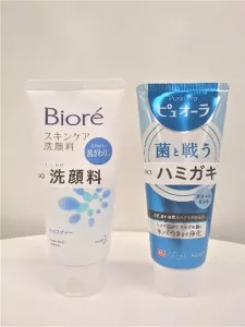容器の形が似ている洗顔料とハミガキの横並び写真
