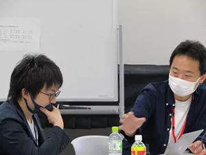 塾生が経験豊富なメンターからのメンタリングを受ける様子