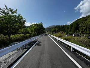 「ニュートラック」で舗装したJR九州BRT(バス高速輸送システム)専用道の写真