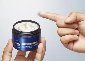 クリームを指に取った様子の画像