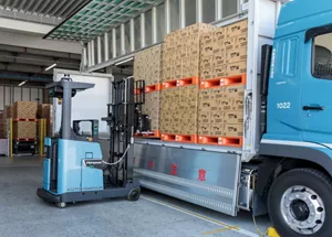 自動運転フォークリフトがトラックに荷物を積み込んでいる写真