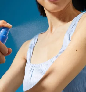 ミルクミストをスプレーしている様子