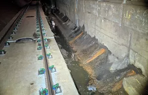 鉄道トンネルの横で鉄バクテリア汚泥が発生している様子