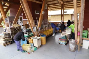 上勝町ゼロ・ウェイストセンター(WHY)内ゴミステーションでごみを分別する様子