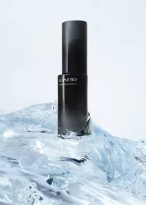 「カネボウ ジェネレイティング エッセンシャルズ」のキービジュアル あふれる水の中央に商品。