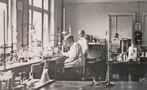 ブランド誕生の頃のドイツでの研究風景画像