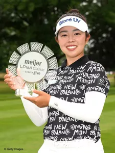 優勝トロフィーを掲げてほほ笑む山下美夢有選手