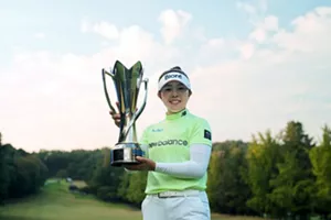 優勝トロフィーを掲げて笑顔の山下選手