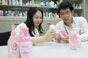 製品を手に取り、議論している2人の研究員