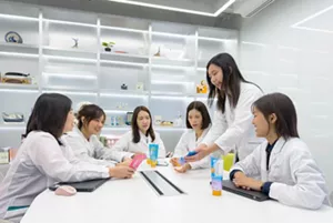 製品について議論している6名の研究員