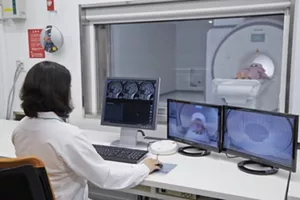 スキンケア時の心地よさと脳活動との関連について解析している様子