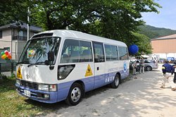 岩手県釜石市へ寄贈された、通学する子どもたちを送迎するためのスクールバス。