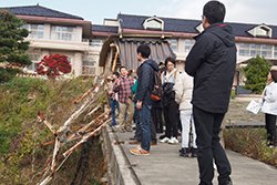 津波の被害を受けた戸倉中学校