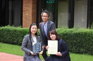 評価と要約書の作成に関わったメンバーといただいた賞状の写真