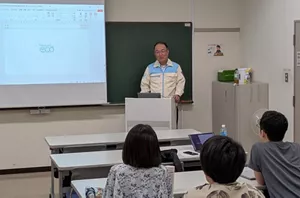 花王社員が教室で学生に取り組み実例を紹介している様子