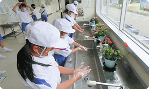 坂井市立三国西小学校での手あらいの様子