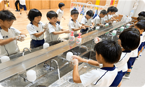 西ノ島町立西ノ島小学校での手あらいの様子