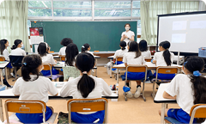 加藤学園暁秀初等学校での授業の様子