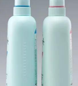 側面にキザミがないコンディショナーの容器(左)と側面にキザミがあるシャンプー容器(右)
