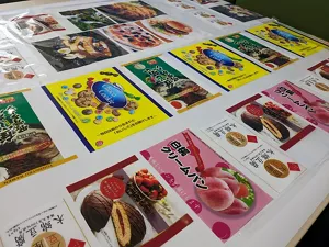 開発した水性インクジェット用インクを使用して、お菓子包装等に軟包装フィルム基材への印刷を行った写真。