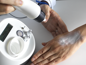 肌表面に積層型極薄膜を形成する様子の写真1