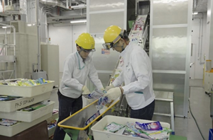 つめかえパックのリサイクルのため、空き容器を回収している写真