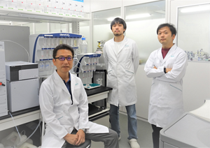 安全性科学研究所ウイルス制御プロジェクトの3名の写真