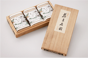 1890年発売当時、一個一個が蝋の紙で包まれ桐の箱に収められた花王石鹸の写真