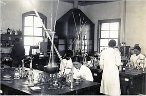 吾嬬工場内に新設された研究室の様子(1937年)
