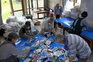 北海道北見市の北見エコスクールSDGs協議会の皆様が回収物を確認している写真。