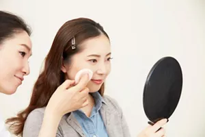 患者さん自身が一人でメイクできることを目的にスタッフがアドバイス