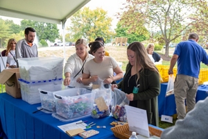 写真:ボランティアの人々が、手分けして配布する製品を詰め合わせ