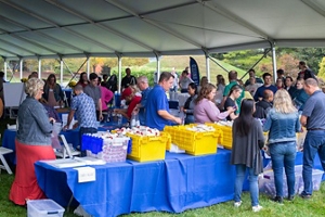 写真:製品キットを受け取りに集まる地元の人たち