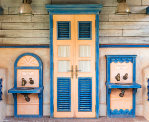 アドベンチャーランドのレストラン「ボイラールーム・バイツ」付近にあります。