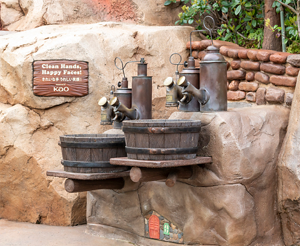 クリッターカントリーの「スプラッシュ・マウンテン」出口前にある、レストラン「ラケッティのラクーンサルーン」付近にあります。