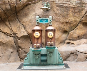 ミステリアスアイランド内のレストラン「リフレッシュメント・ステーション」付近にあります。