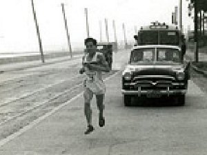 写真:1960年代の大会で走っている様子