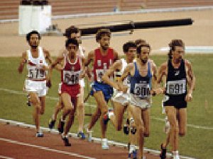 写真:競技場で選手たちが競りながら走っている様子