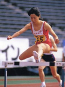 写真:大会でハードルを飛び越えようとしている様子