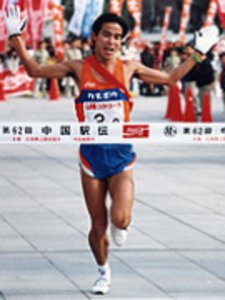 写真:中国駅伝でフィニッシュテープを前に手を上げて走っている様子