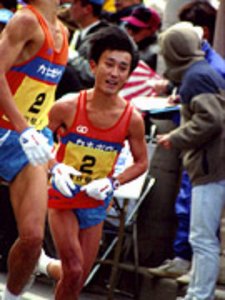 写真:次の選手にたすきを渡そうとしている様子