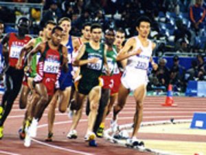 写真:競技場で選手たちが競りながら走っている様子