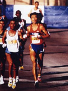 写真:他の選手と競りながら走っている様子