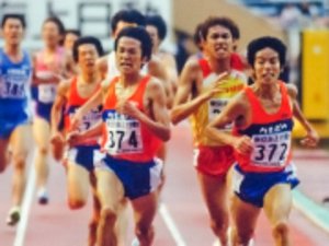 写真:競技場で選手たちが競りながら走っている様子