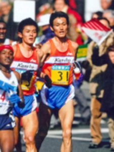 写真:道路で選手たちが競りながら走っている様子