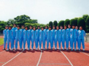 写真:選手たちが青い色のジャージを着て並んでいる