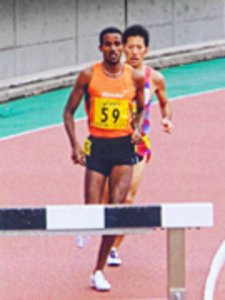 写真:中村選手がハードルに向かって走っている様子