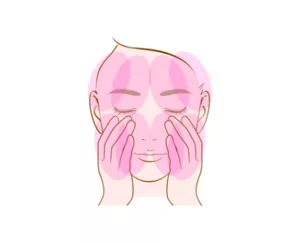 ③手のひらで顔を包み込むようにゆっくりとプレスしながら、なじませます。