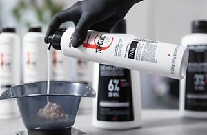 戴上手套,在氣壓瓶上裝上壓頭後進行染料的配置