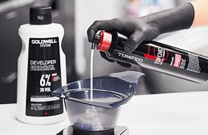 戴上手套,在氣壓瓶上裝上壓頭後進行染料的配置